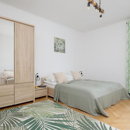 Spacious Apartment For 6 People Near The Old Town By Noclegi Renters Warszawa Exteriör bild